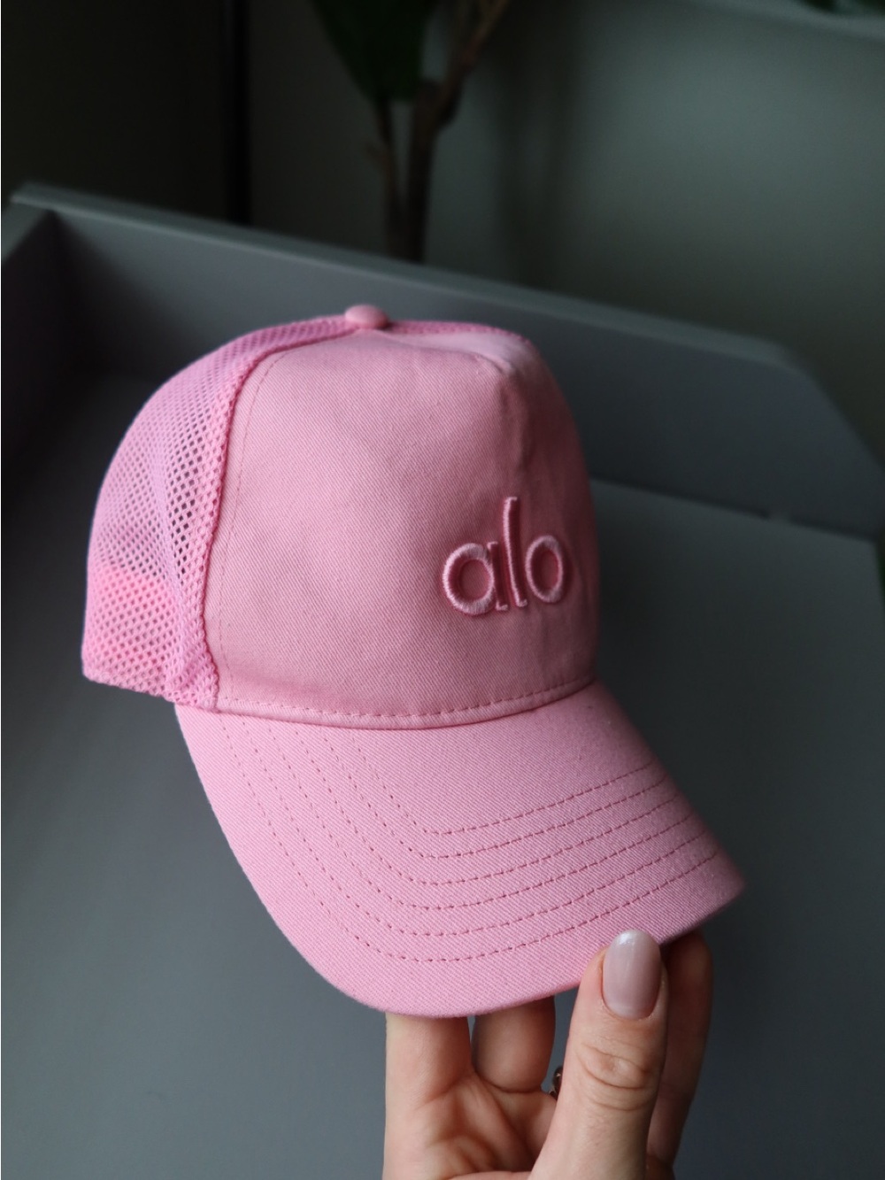 ALO Yoga District Trucker Hat – Candy Heart Pink